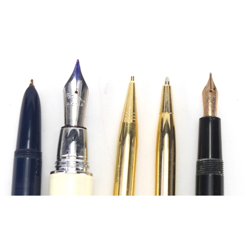 637 - Fountain pens and ballpoint pens including two Parkers, one with 14ct gold nib and a Cross Jaguar