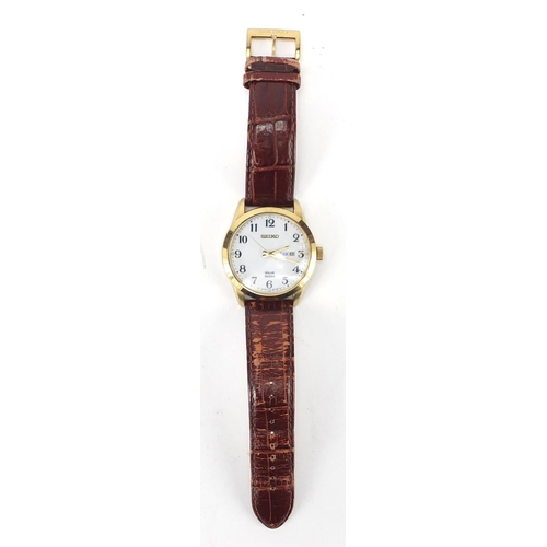 323 - Gentleman's Seiko Solar wristwatch with day date dial, 4.5cm in diameter