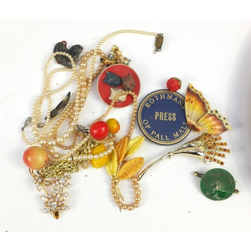 894 - Miscellaneous items including vintage Christmas lights, costume jewellery, Bakelite cruets, pewter t... 