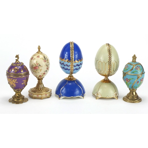 2137 - Four porcelain musical egg trinkets and a House of Fabergé rose egg clock by The Franklin Mint, the ... 
