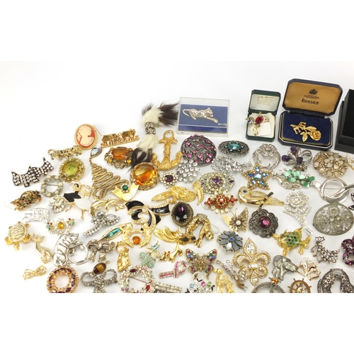 2484 - Large collection of vintage and later costume brooches including animals