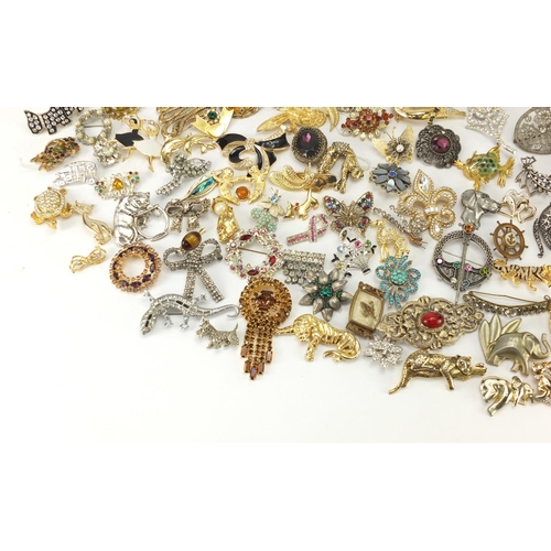 2484 - Large collection of vintage and later costume brooches including animals