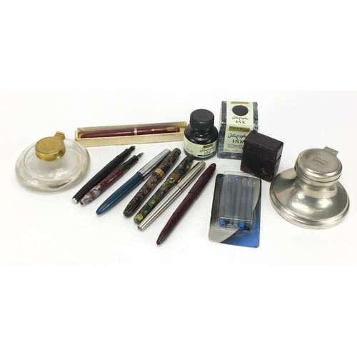 699 - Fountain pens, accessories and inkwells including Parker and Conway Stewart with 14ct gold nibs