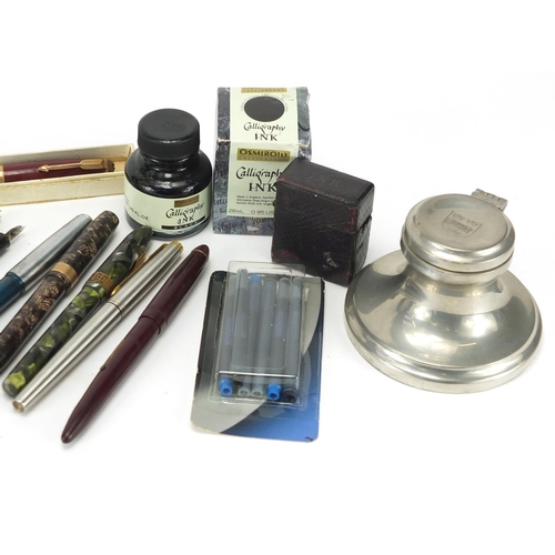 699 - Fountain pens, accessories and inkwells including Parker and Conway Stewart with 14ct gold nibs