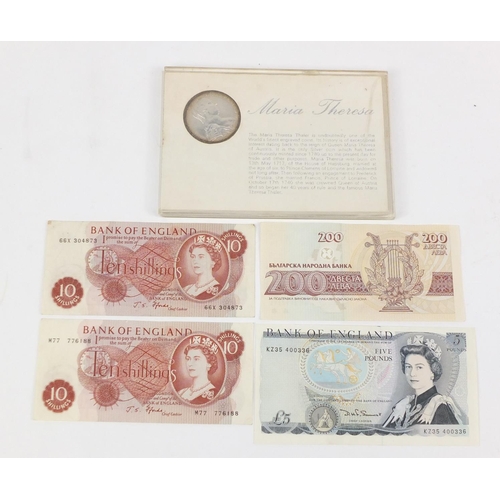 507 - Bank notes including Bank of England five pound note with misprint, two ten shilling notes, a Bulgar... 
