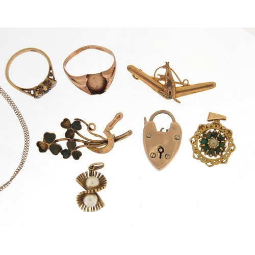 2349 - Mostly 9ct gold jewellery including three pendants, a love heart padlock and two rings, approximate ... 
