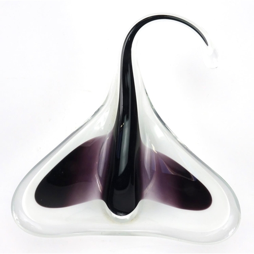 2214 - Flygsfors Coquille glass bowl designed by Paul Kedelv, in the form of a stylised stingray, etched ma... 