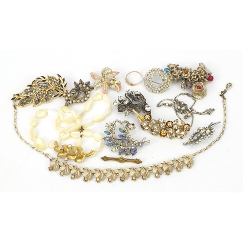 328 - Costume jewellery including a 9ct gold ring, brooches and bracelets