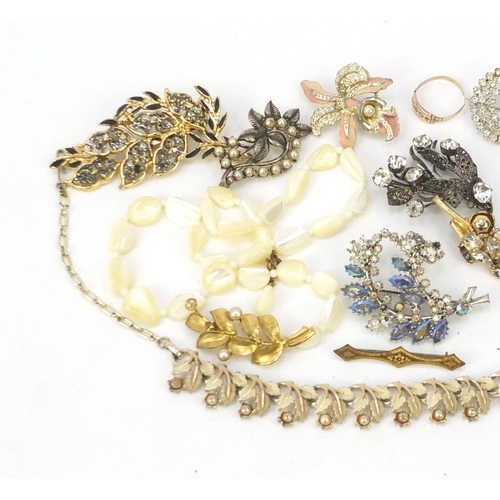 328 - Costume jewellery including a 9ct gold ring, brooches and bracelets