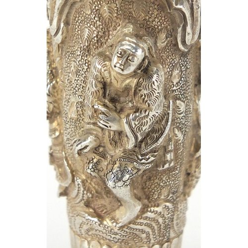 636 - Indian unmarked silver parasol handle, embossed with three figures and a lion head, 10cm high, appro... 