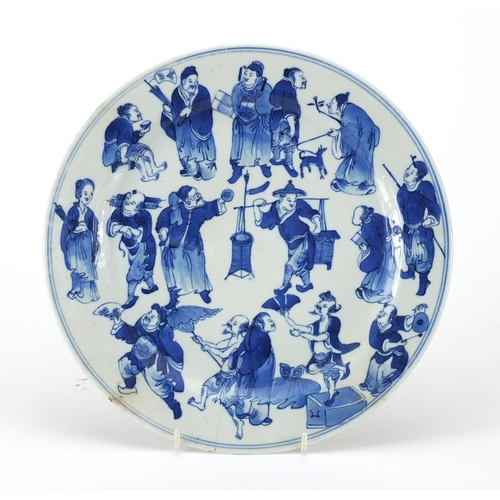 468 - Chinese blue and white porcelain plate, hand painted with workers, four figure character marks to th... 