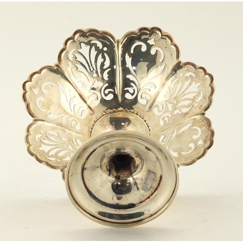 855 - Silver pedestal flower head bon bon dish with pierced decoration, by Atkin Brothers Sheffield 1903, ... 