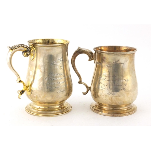 826 - Two silver tankards, Birmingham and Sheffield hallmarks, the largest 13.5cm high, approximate weight... 