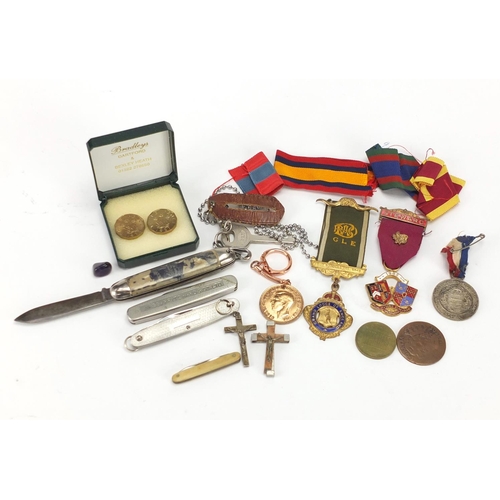 902 - Objects including pockets knives, commemorative medallions, Masonic and RAOB medals
