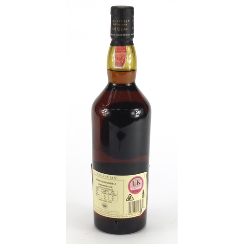 2188 - Bottle of Lagavulin 1991 single Islay malt whisky, Distillers edition with box