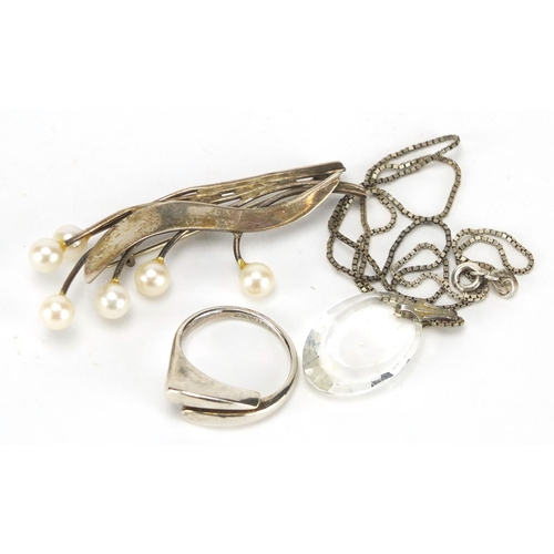 689 - Silver jewellery comprising a pearl brooch, crossover ring and crystal pendant on chain, approximate... 