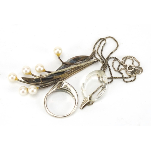 689 - Silver jewellery comprising a pearl brooch, crossover ring and crystal pendant on chain, approximate... 