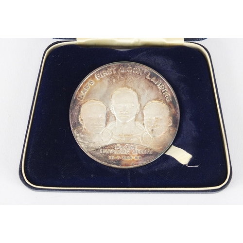 2801 - Mans first moons landing commemorative silver medal with fitted case, limited edition 886/2500, appr... 