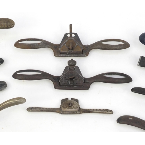 197 - Eleven vintage wood working Spoke shave planes including E Preston & Sons, Record, Stanley and Rapie... 