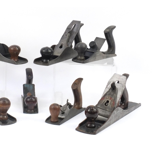 190 - Nine vintage wood working planes including Footprint No.5, Union No.5a, Record No.0120 and The Bosto... 