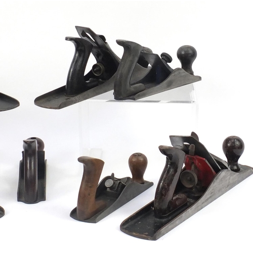 190 - Nine vintage wood working planes including Footprint No.5, Union No.5a, Record No.0120 and The Bosto... 