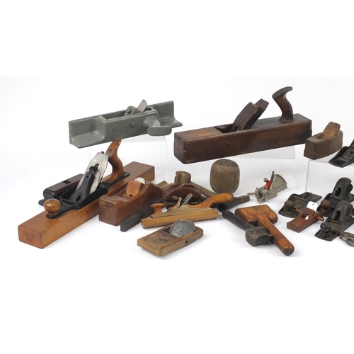 194 - Vintage wood working planes and boxwood tools including Sedgley No.S4, Stanley No.220, Stanley No.12... 