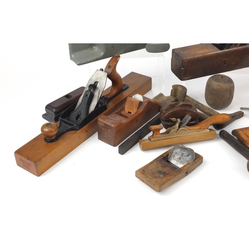 194 - Vintage wood working planes and boxwood tools including Sedgley No.S4, Stanley No.220, Stanley No.12... 