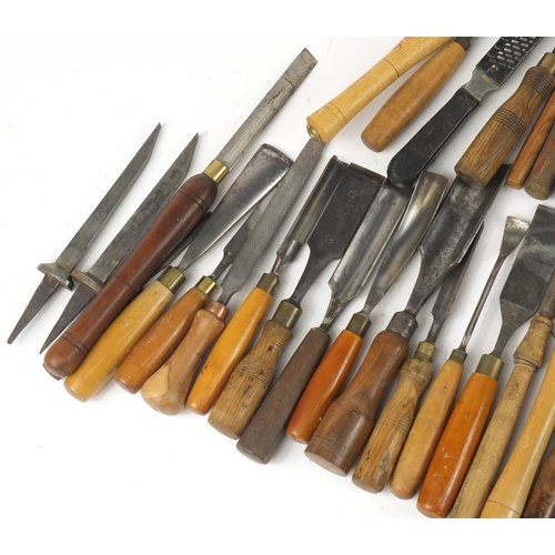 207 - Vintage wood carving chisels and gouges, some with boxwood handles, including G W Popple, Stormont a... 