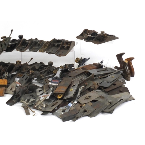 201 - Large collection of vintage wood working plane parts including Stanley, Brazil, Record, shoes, blade... 