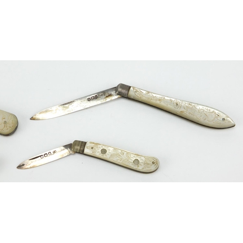 67 - Four silver bladed mother of pearl flanked folding fruit knives and The Maze Mortons patent vesta in... 