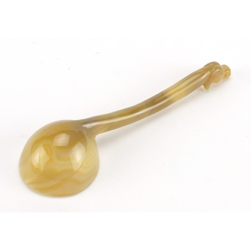 610 - Indian agate spoon carved with a dog head, 14.2cm in length