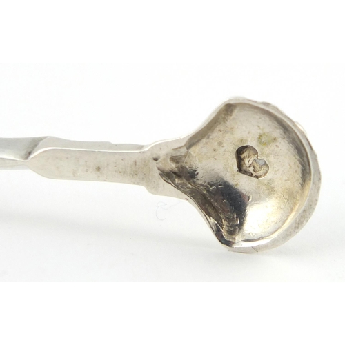 830 - Pair of Georgian cast silver sugar nips, with box hinge and scallop grips, by Gawen Nash London, cir... 