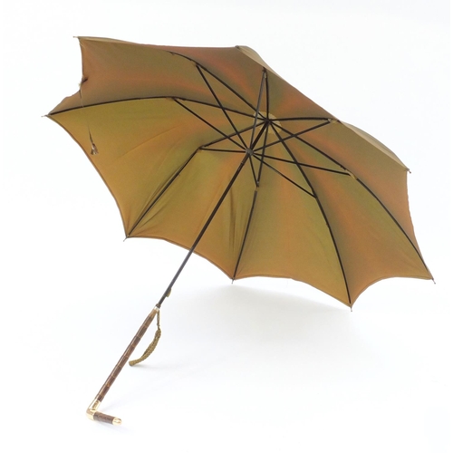 110 - Brigg bamboo and silk parasol with 12ct gold mounts, London 1902, 84cm in length