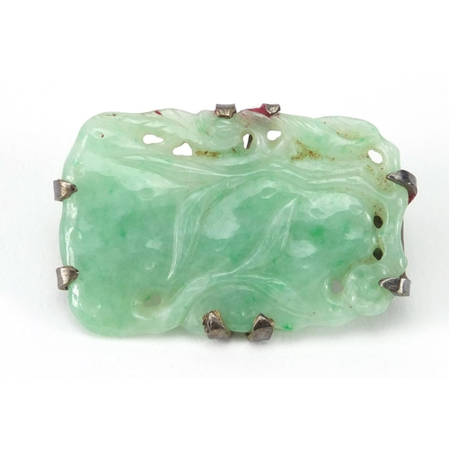 530 - Chinese green jade brooch with silver mount, finely carved with leaves, 3.8cm x 2.4cm, approximate w... 