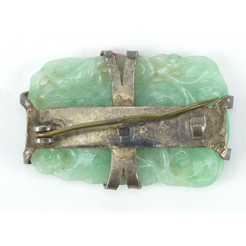 530 - Chinese green jade brooch with silver mount, finely carved with leaves, 3.8cm x 2.4cm, approximate w... 