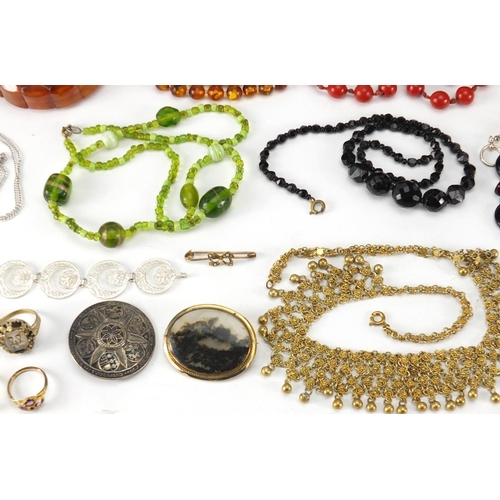 3086 - Antique and later jewellery including a 9ct gold bangle, 9ct gold crucifix, Moss agate brooch, artic... 