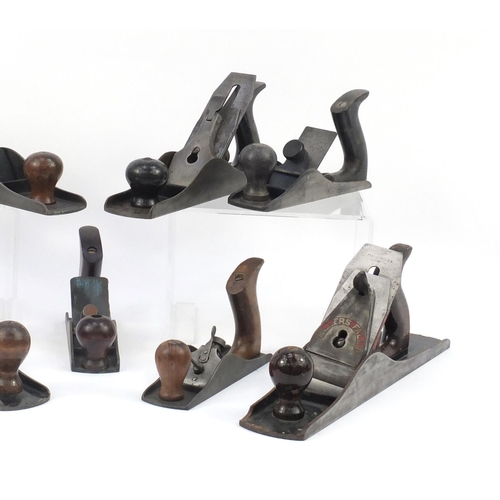 189 - Nine vintage wood working planes including Millers Falls, No.5, No.6 and No.3