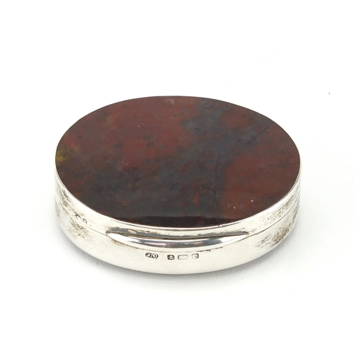 875 - Oval silver and agate box with hinged lid, by Joseph Gloster, Birmingham 1904, 5.2cm wide