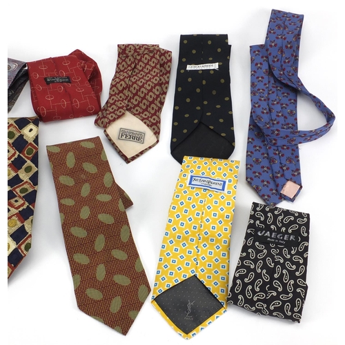 2705 - Twelve gentleman's silk scarves including Liberty, Gianfranco Ferré, Giorgio Armani, Jaeger and Hugo... 