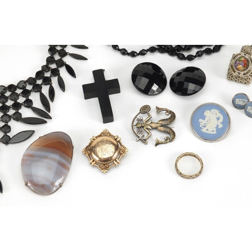 3085 - Costume jewellery including jet style necklaces, an agate brooch, Victorian gold and silver brooch, ... 
