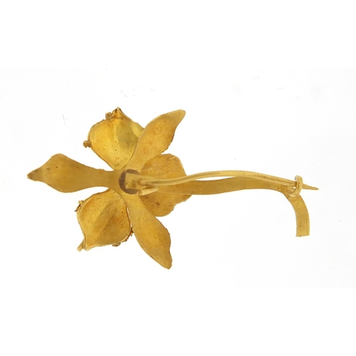 2900 - 18ct gold pearl flower brooch, 3.5cm in length, approximate weight 2.4g