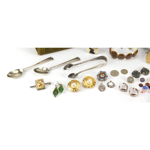3067 - Antique and later jewellery including a ladies 9ct gold wristwatch, micro mosaic brooches and silver... 