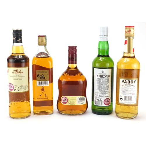 2422 - Bottle of Appleton Estate Jamaica rum and four bottles whisky comprising Paddy, The Famous Ted, John... 
