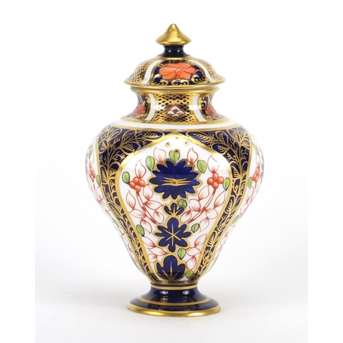 2552 - Royal Crown Derby Old Imari pedestal vase and cover, 11.5cm high