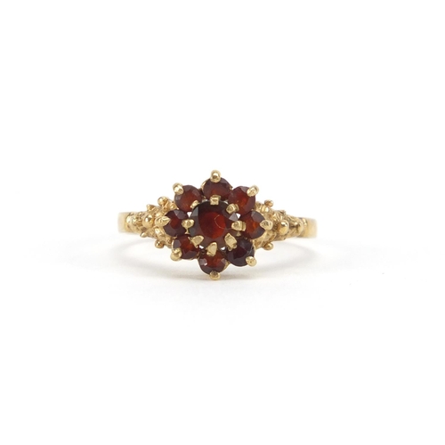 3076 - 9ct gold garnet flower head ring, size P, approximate weight 2.3g
