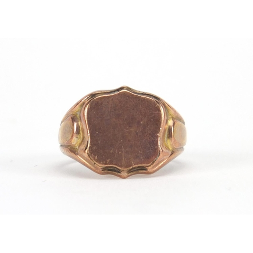 2913 - 9ct gold shield shape signet ring, size R, approximate weight 8.0g