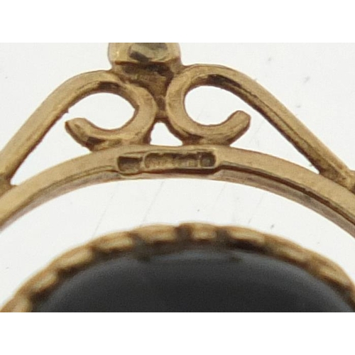 3045 - 9ct gold hardstone spinner fob, 2cm wide, approximate weight 3.4g