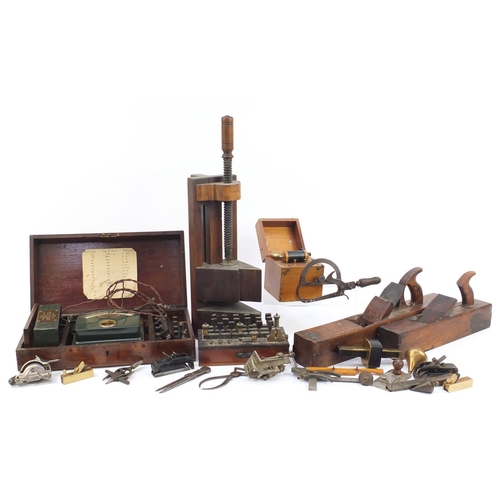 610 - Vintage tools including smoothing planes, mitre gauge and precision milli-volt meter