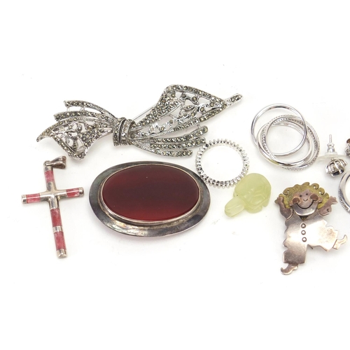321 - Silver and white metal jewellery including a marcasite brooch, agate brooch, cross pendant and rings