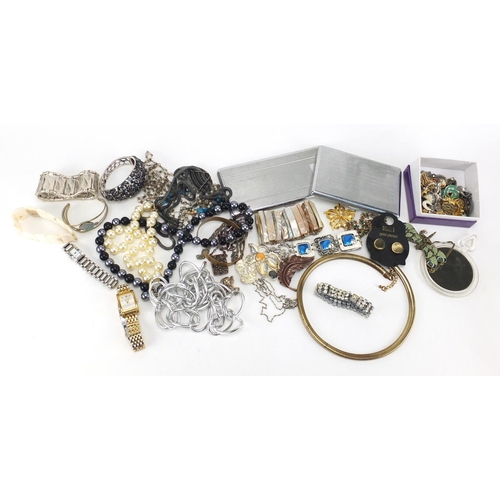 349 - Costume jewellery including necklaces, bracelets and earrings